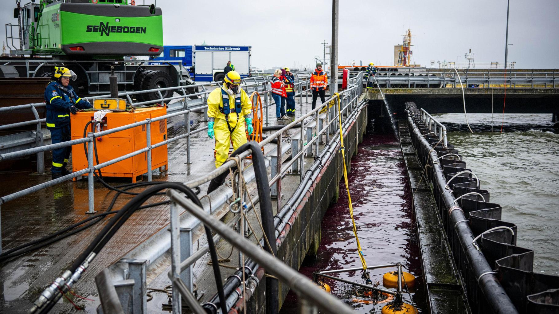 „Jeder Tropfen ist zu viel“: Ölunfall nach Schiffscrash in Cuxhaven
