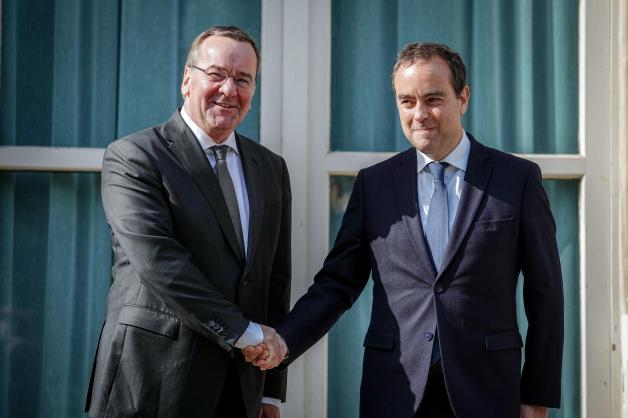 Verteidigungsminister  Boris Pistorius und sein französische r Amtskollege Sébastien Lecorn beschwören regelmäßig die enge Zusammenarbeit bei Rüstungsprojekten. Während die Industrie sich im Hintergrund in den Haaren liegt,