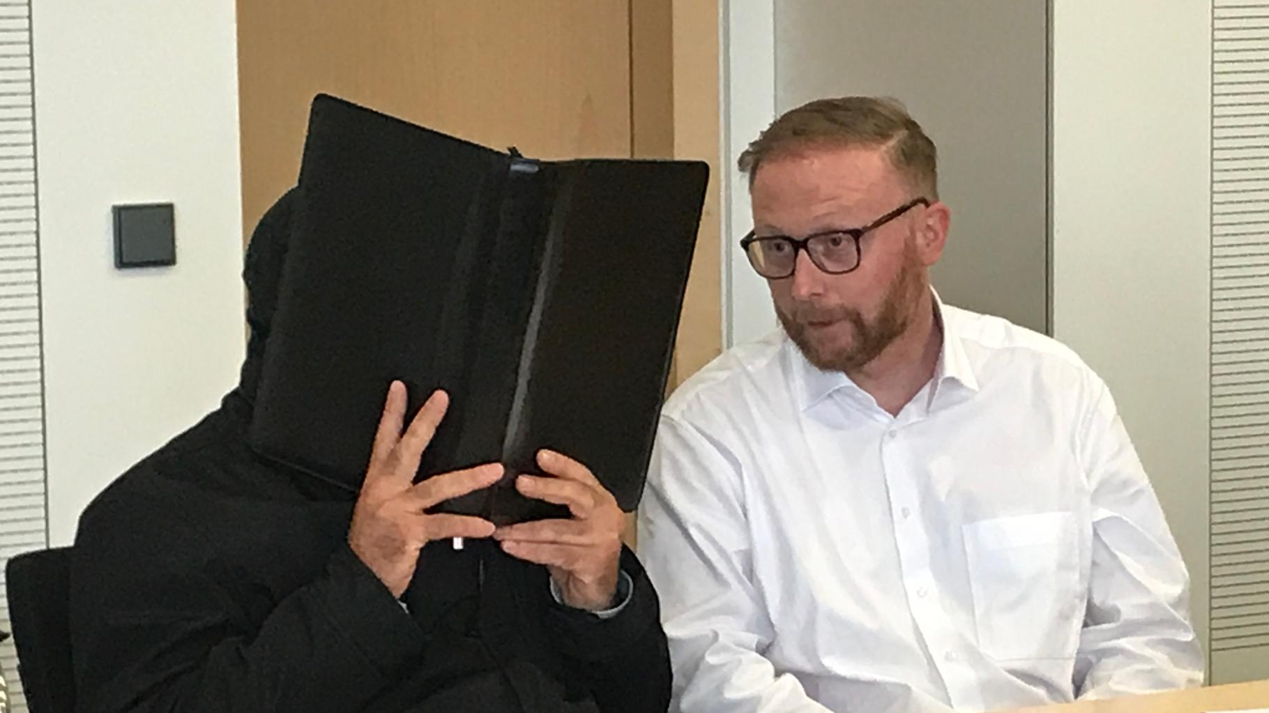 Zdravnik obsojen na več kot štiri leta zapora zaradi posilstva mladoletnice