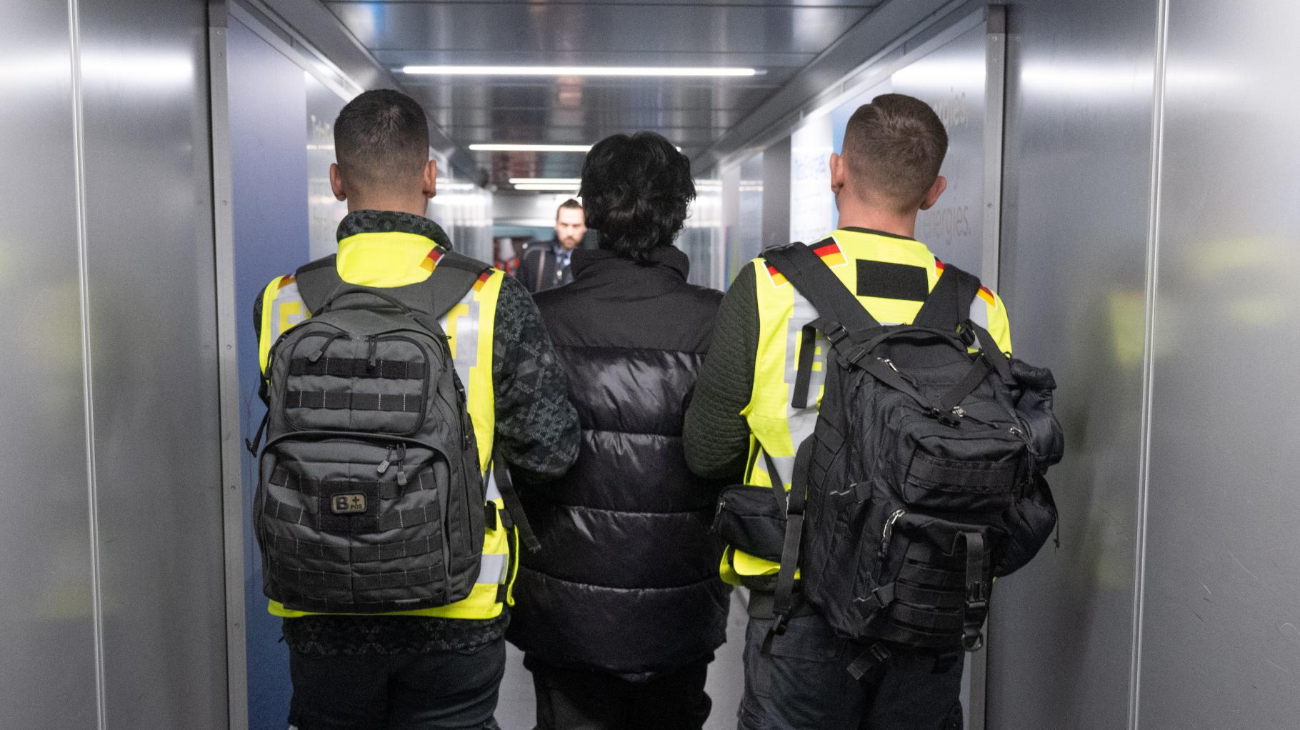 Abschiebungen: So hat sich die Zahl im ersten Halbjahr 2025 entwickelt