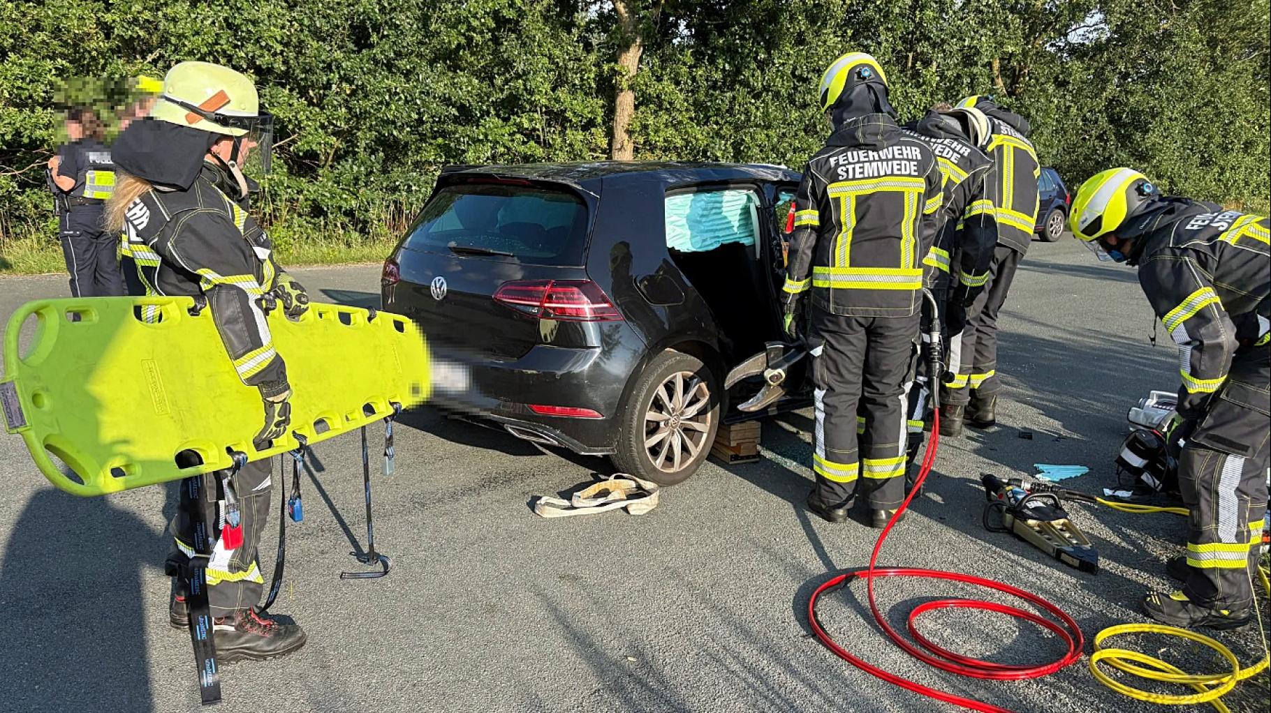 Zwei Schwerverletzte bei Unfall in Stemwede – Beifahrerin in Wagen eingeklemmt