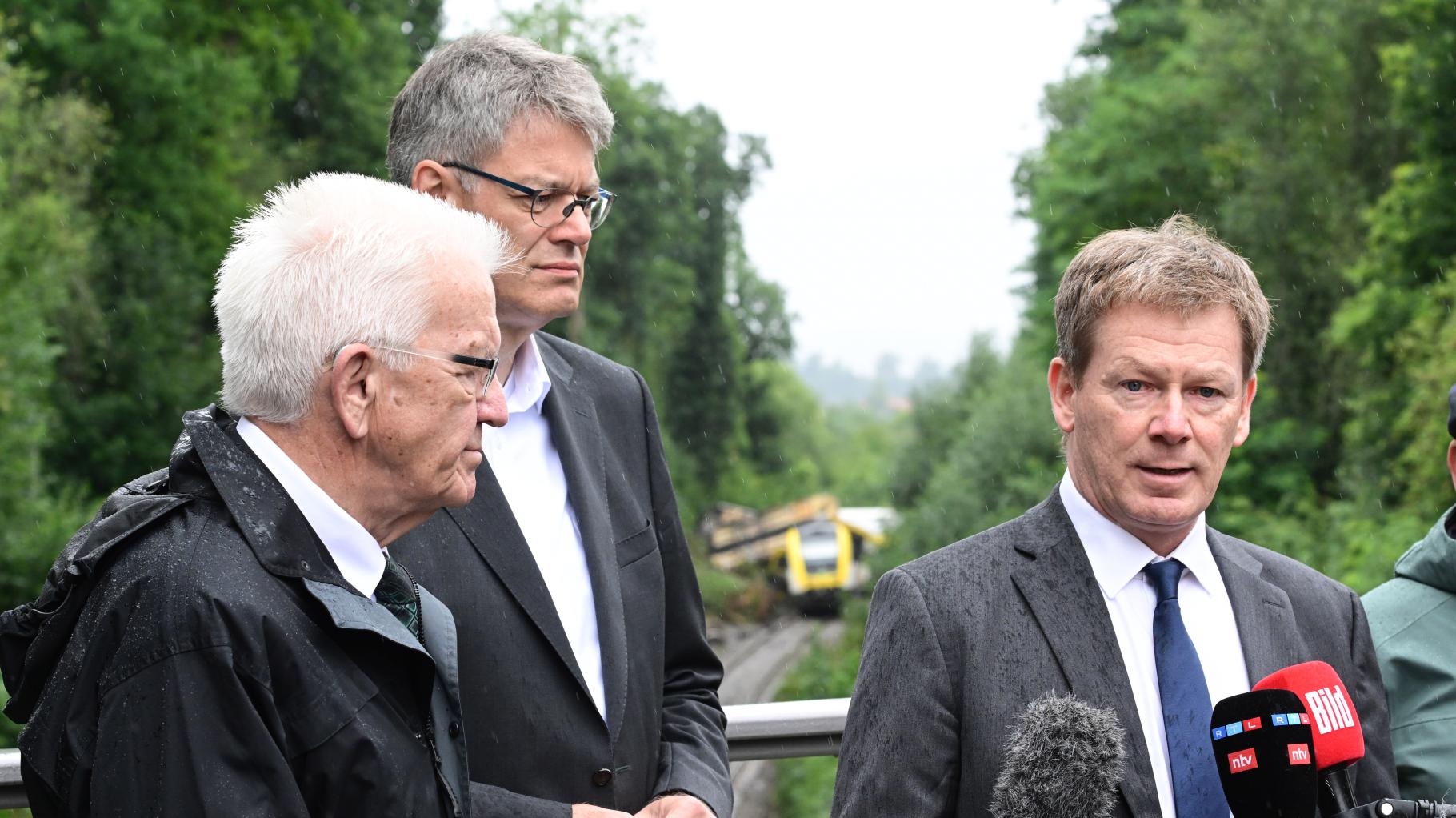 Bahnchef Lutz besucht Ort des Zugunglücks in Baden-Württemberg – und kämpft mit den Tränen
