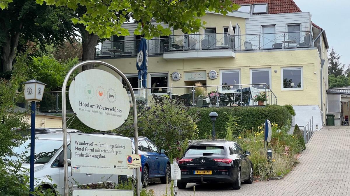 Hotel at the moated castle: Glücksburg politicians argue about demolition
