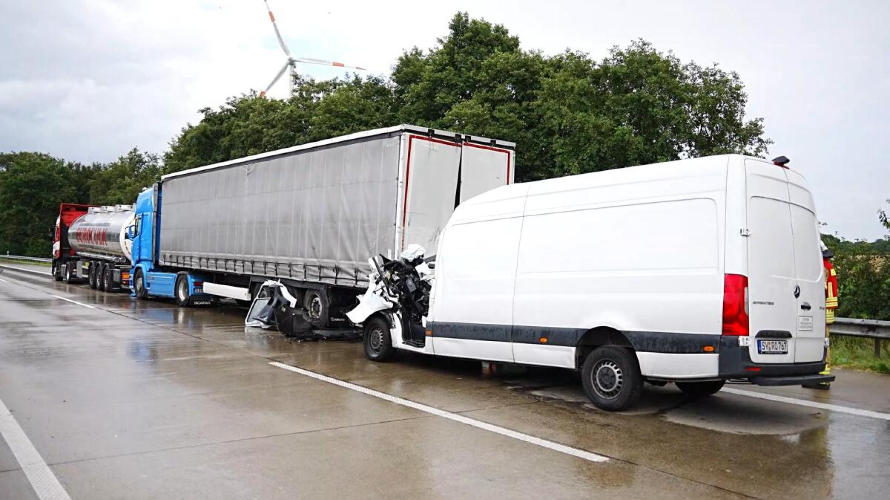 Tödlicher Unfall auf der A1 bei Stuhr - Sprinterfahrer fährt auf Stauende