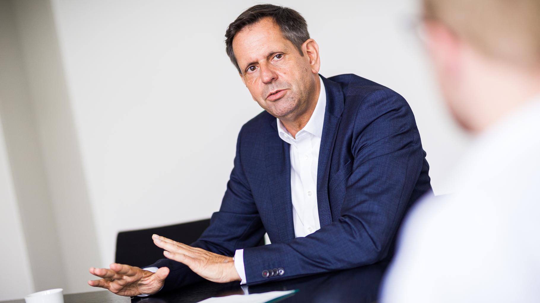 Olaf Lies im Interview: „Wir müssen darauf achten, dass unser Staat nicht unterwandert wird!“