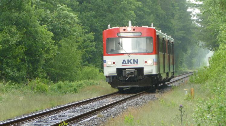 Ein eigentlich ausrangierte VTA-Triebwagen der AKN ist auf der Linie A3 zwischen Elmshorn und Barmstedt unterwegs.