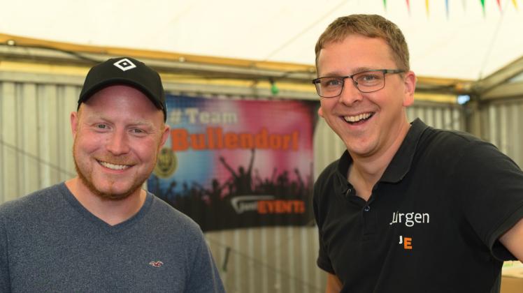 DJ Dom Milkau und Veranstalter Jürgen Kruse bereiten die DJ-Night auf der grünen Wiese in Bullendorf vor.