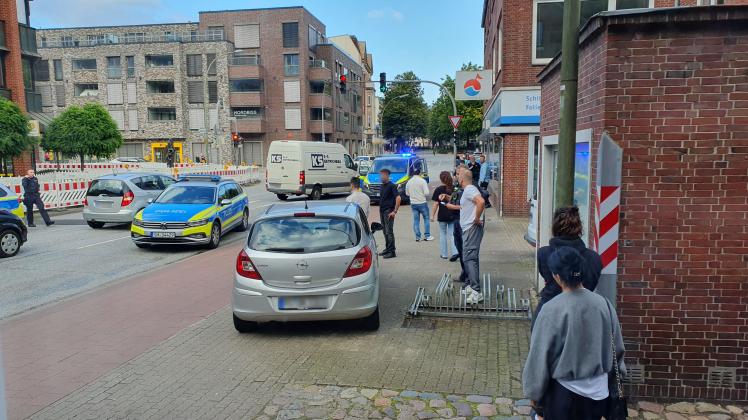 Nach einem Unfall ihrer Eltern geraten zwei Männer in Streit. Als die Polizei eintrifft, beruhigt sich die Lage sehr schnell. 