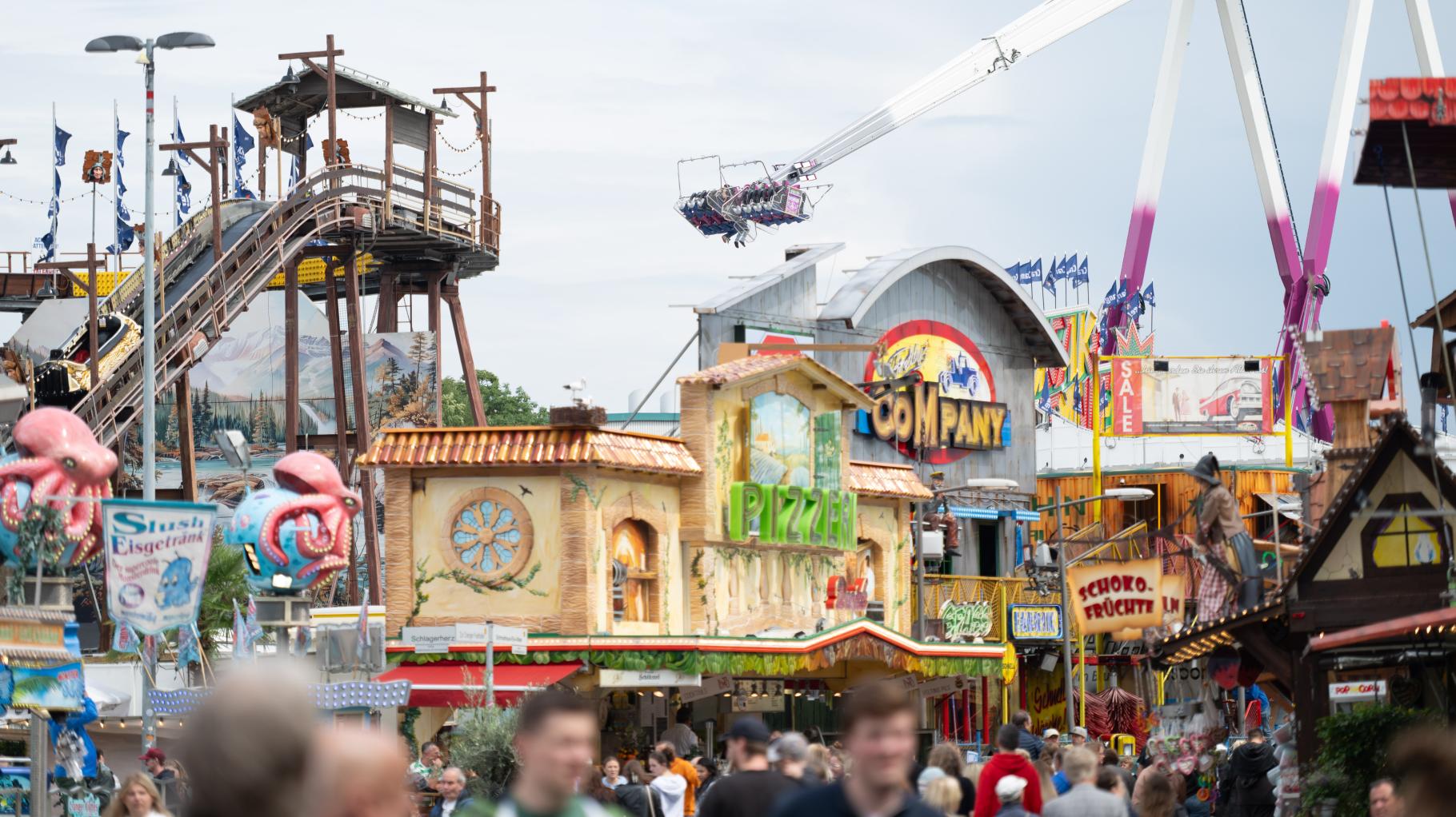 Unfall auf berühmter Cranger Kirmes: Teil einer Gondel fällt auf Besucher und verletzt ihn