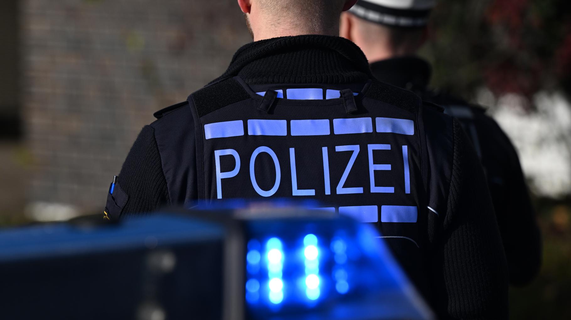 Unfall an Bahnübergang in Bayern: Zug und Auto kollidieren – zwei junge Männer sterben