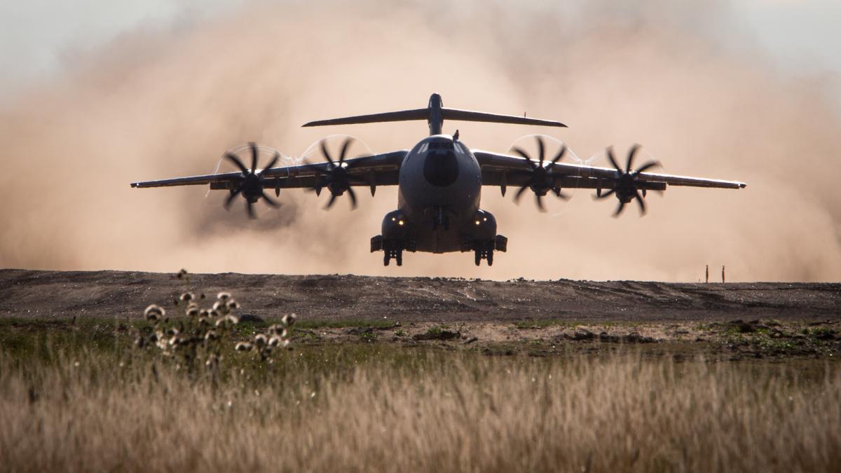 Evakuierungsflieger-und-Mutterschiff-f-r-Drohnenschw-rme-was-der-A400M-alles-kann