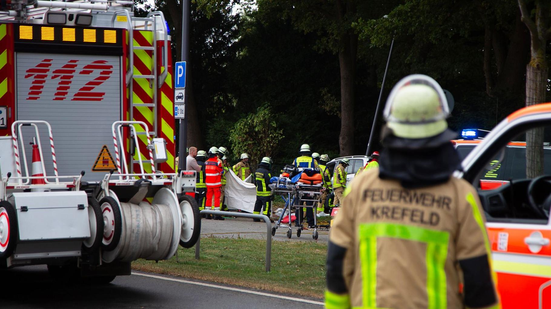 Zwei Tote auf Friedhofsparkplatz: Auto erfasst Zwillinge in Krefeld