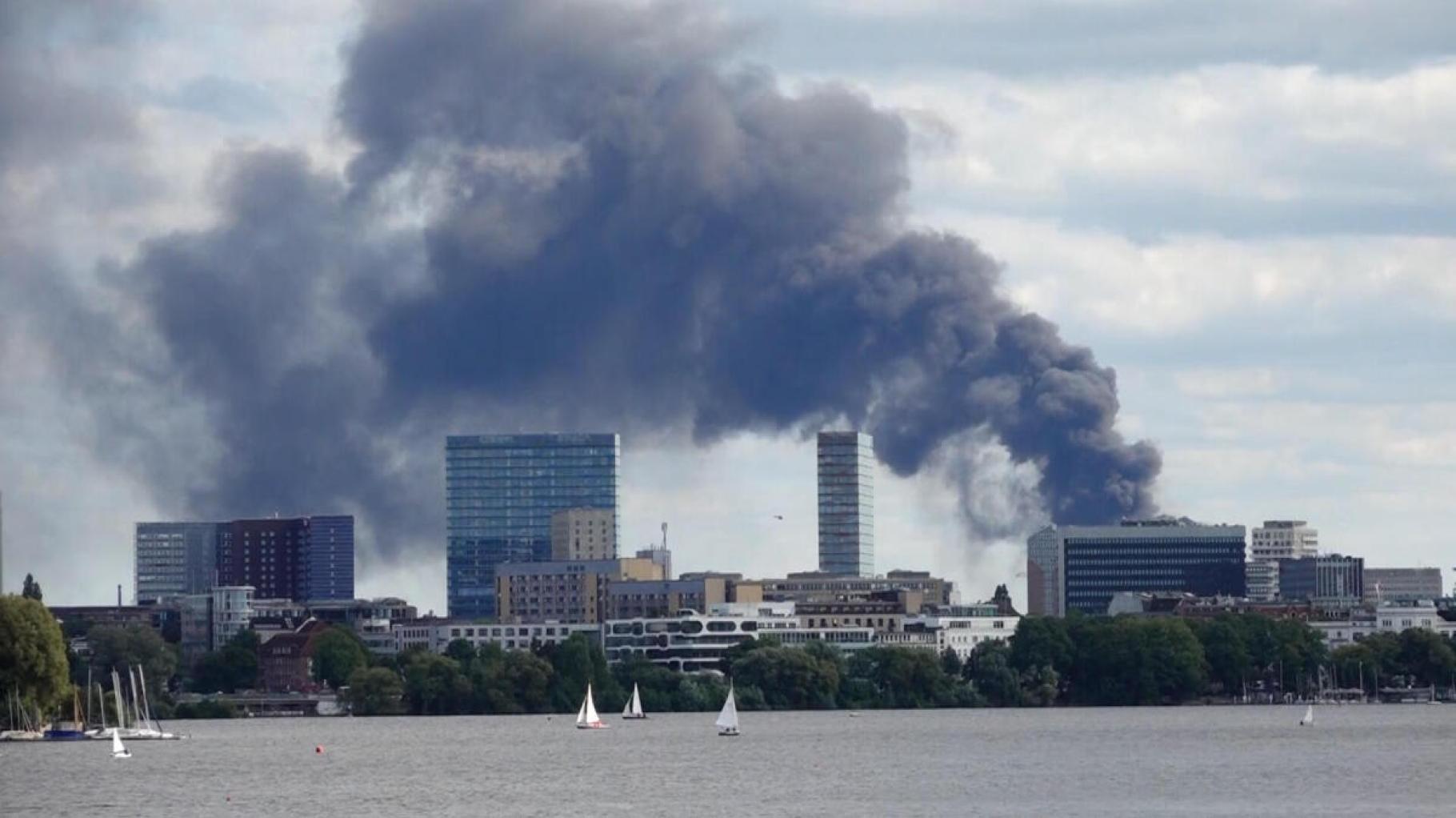 Rauchwolke über Hamburg: Großbrand und Explosionen – A1 gesperrt