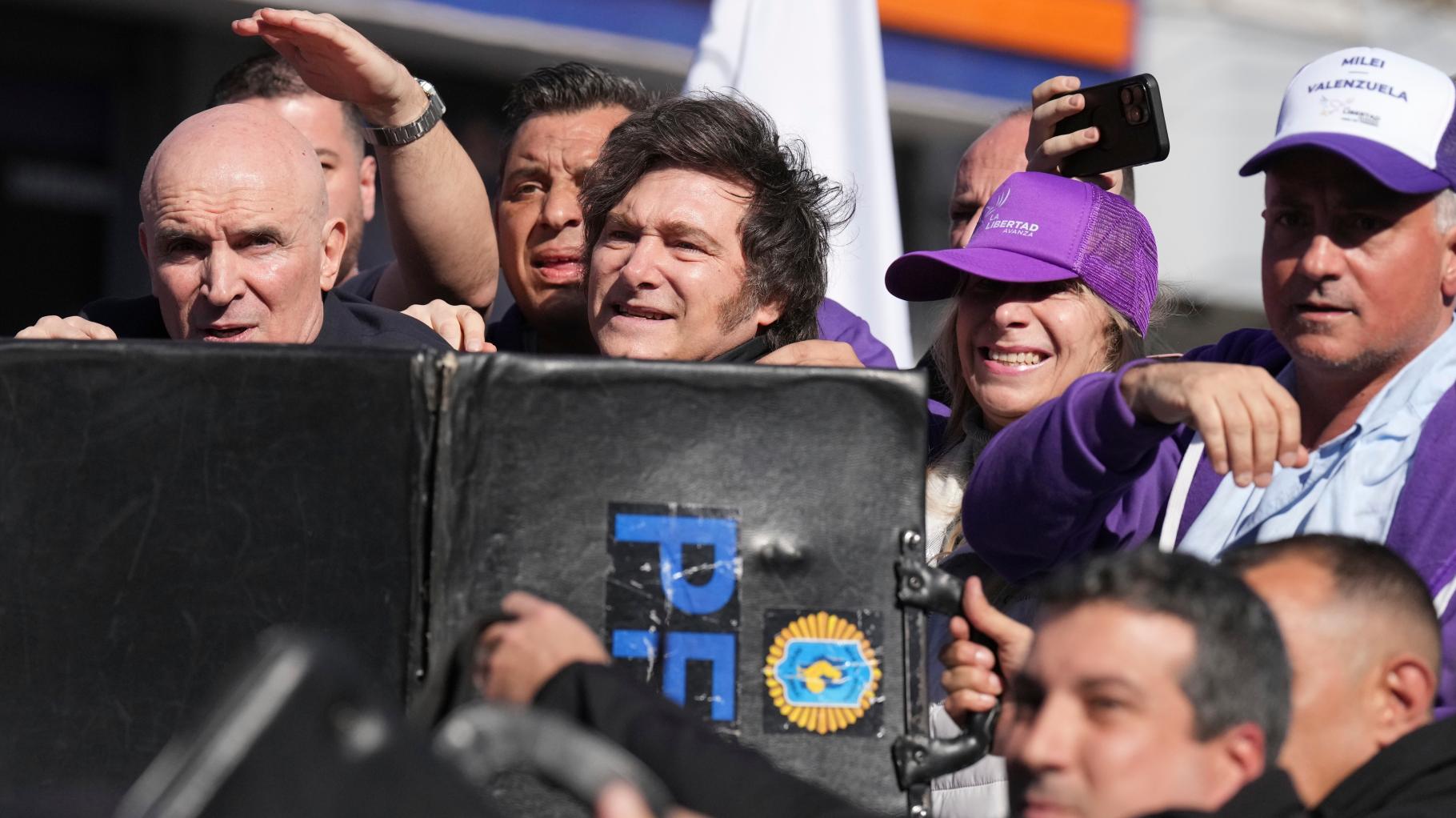 Flaschen und Steine auf Argentiniens Präsident geworfen – Protest wegen Korruptionsskandal