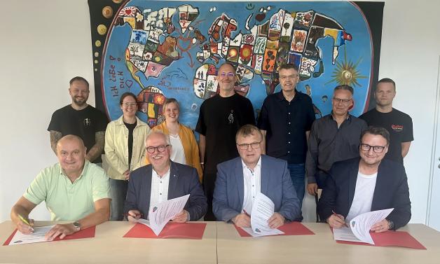 Erneuerten die Kooperationsvereinbarung (von links): Hermann-Josef Schmeinck (SKM), Burkhard Teschner (Diakonie), Thomas Casper (AJSD) und Meik Portmann (JVA Lingen).