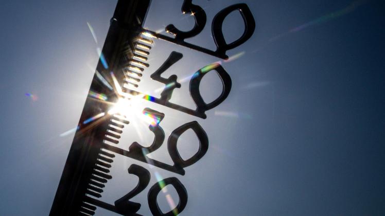 14.08.2025, Mecklenburg-Vorpommern, Schwerin: Vor einem wolkenlosen blauen Himmel zeigt ein Außenthermometer in einem Garten bereits am Vormittag über 30 Grad Lufttemperatur an. Auch für die kommenden Tage hat der Deutsche Wetterdienst (DWD) für Norddeutschland weiterhin Sonne und Temperaturen bis zu 38 Grad angekündigt. Foto: Jens Büttner/dpa +++ dpa-Bildfunk +++