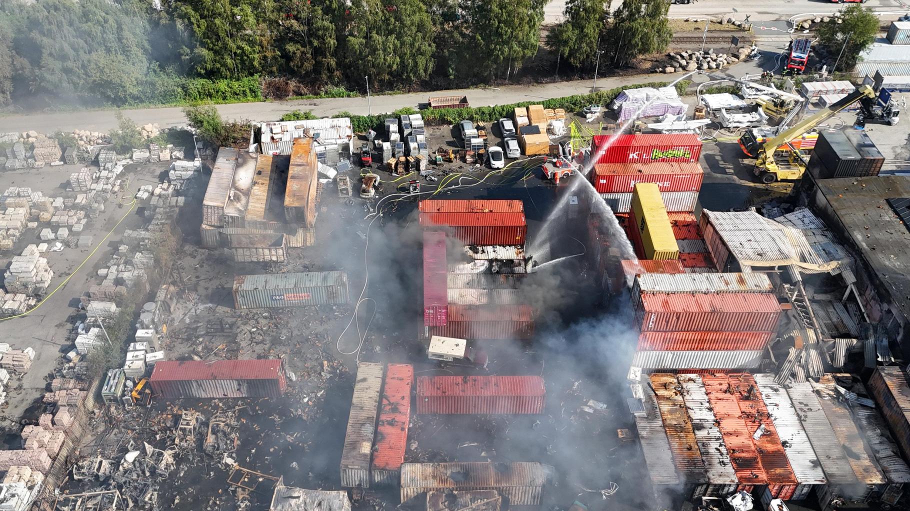 Požar v pristanišču Hamburg skoraj pogašen, pri gašenju pomagajo roboti