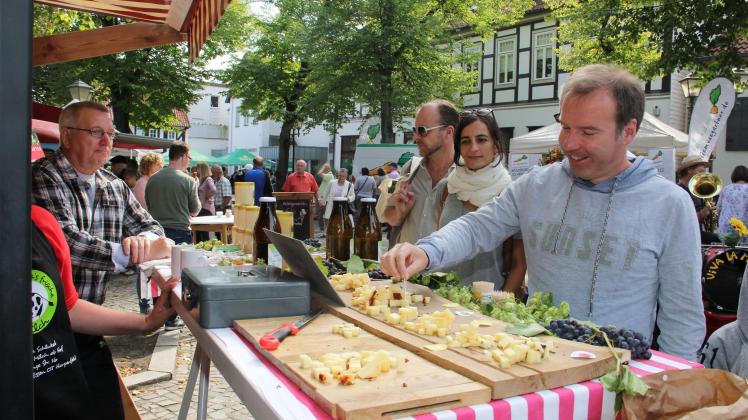 Ein reichhaltiges Angebot war beim Cittaslow Landmarkt verfügbar - unter anderem auch verschiedene Käsesorten. Foto: Christa Bechtel; Ein reichhaltiges regionales Angebot war beim Cittaslow-Landmarkt verfügbar.Ein reichhaltiges Angebot war beim Cittaslow Landmarkt verfügbar - unter anderem auch verschiedene Käsesorten. Foto: Christa Bechtel
