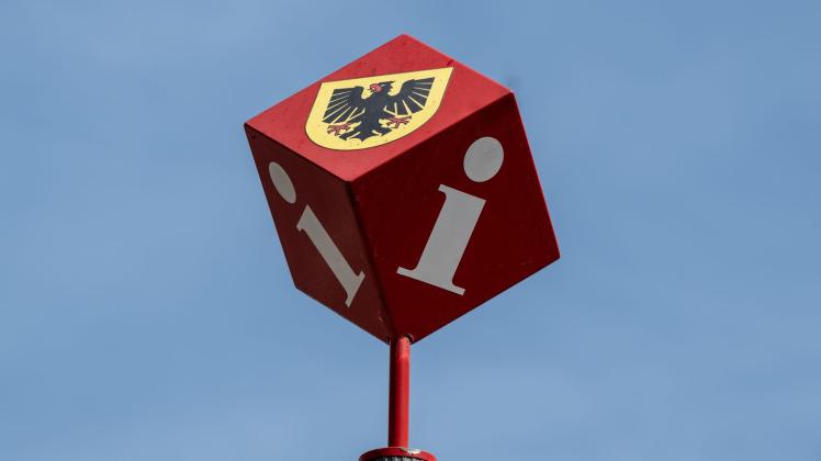 <p>Das Stadtwappen von Dortmund ist auf einem Würfel zu sehen, der sich auf der Spitze von einem Wegweiserschild befindet. Die Stadt Dortmund macht im Rechtsstreit um Wahlplakate der AfD einen Rückzieher. Man habe entschieden, das Verfahren zu beenden und den Eilantrag vor Gericht zurückzuziehen, sagte ein Sprecher auf Anfrage. (zu dpa: «Stadt Dortmund gibt im Streit um AfD-Wahlplakate auf»)</p>