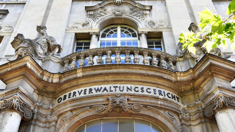 <p>Blick auf die Fassade des Oberverwaltungsgerichtes Berlin-Brandenburg. (zu dpa: «Gericht: Regierung darf Verfahren bei Afghanen aussetzen»)</p>