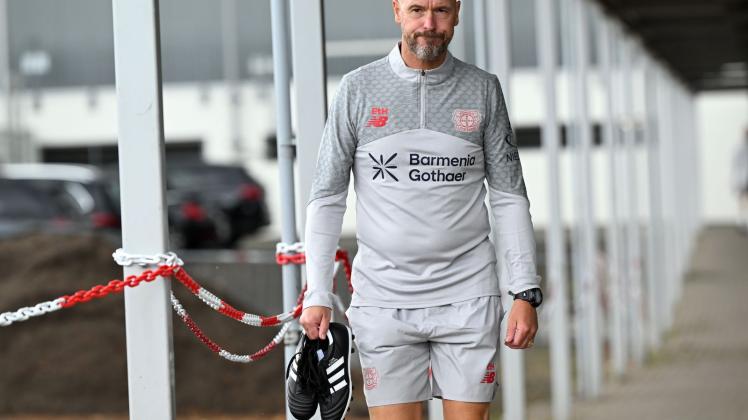 <p>Fußball: Bundesliga, Trainingsauftakt Bayer Leverkusen, Bayer Leverkusens neuer Cheftrainer Erik ten Hag kommt mit Fußballschuhen in der Hand zum Training. Leverkusen startet mit der Vorbereitung auf die neue Saison. (zu dpa: «Blitz-Aus von ten Hag in Leverkusen - wer folgt als Trainer?»)</p>