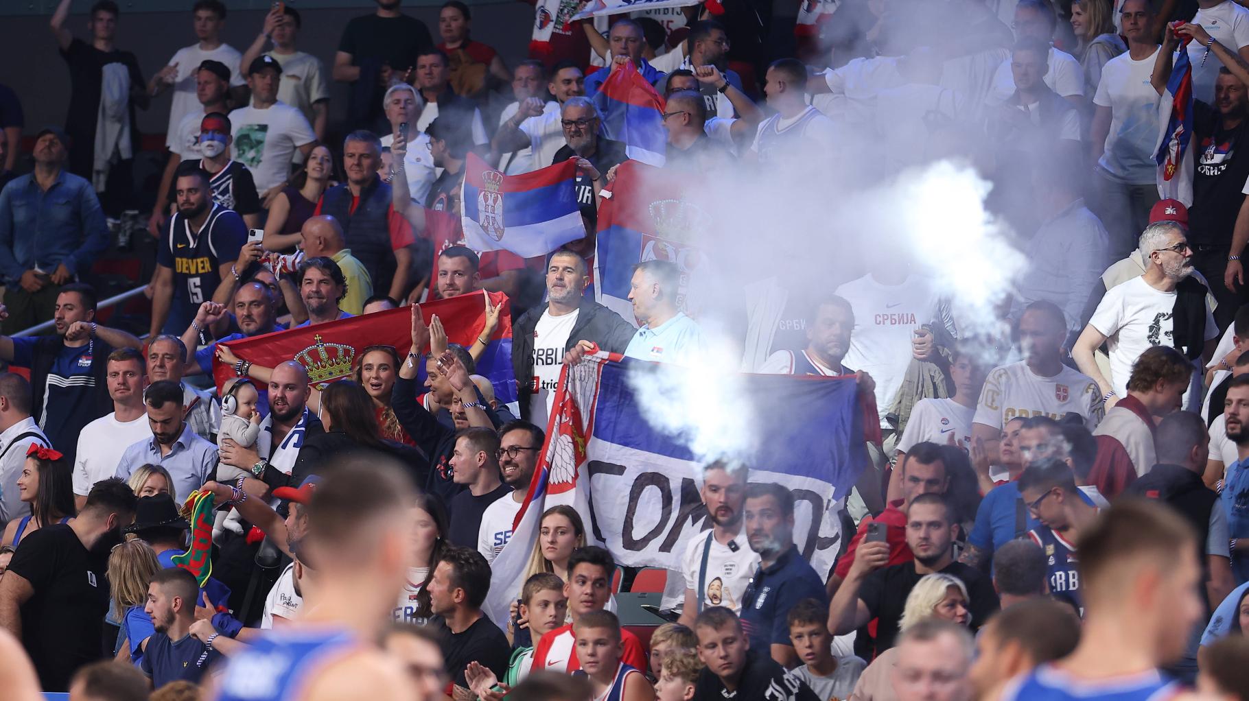 Schickt Serbiens Präsident Schlägertrupps zur Basketball-EM, um die eigenen Fans einschüchtern?