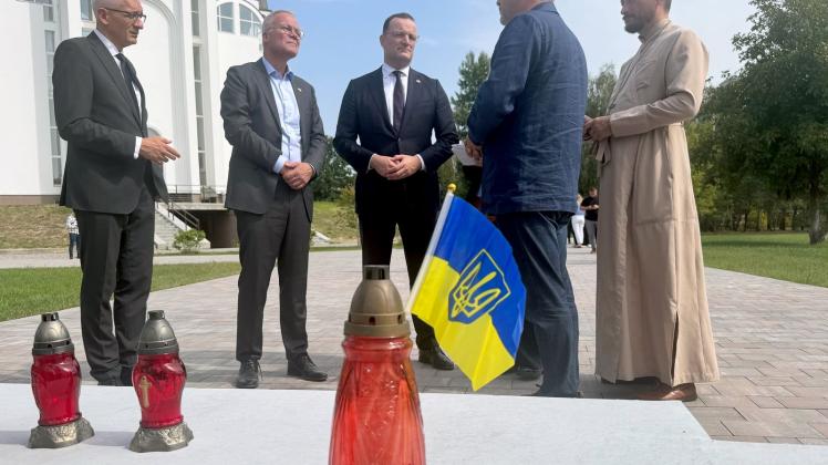 <p>Jens Spahn (CDU, M), CDU/CSU Fraktionsvorsitzender, Matthias Miersch (2.v.l), SPD Fraktionsvorsitzender, und Martin Jäger (l), deutscher Botschafter in der Ukraine, besuchen die Gedenkstätte für die Opfer der russischen Besatzung in der ukrainischen Stadt Butscha. Rechts steht Pfarrer Andrij Halawin. Spahn und Miersch sind zu einem gemeinsamen Solidaritätsbesuch in der Ukraine. (zu dpa: «Koalitionsspitzen gemeinsam zu Solidaritätsbesuch in Kiew»)</p>