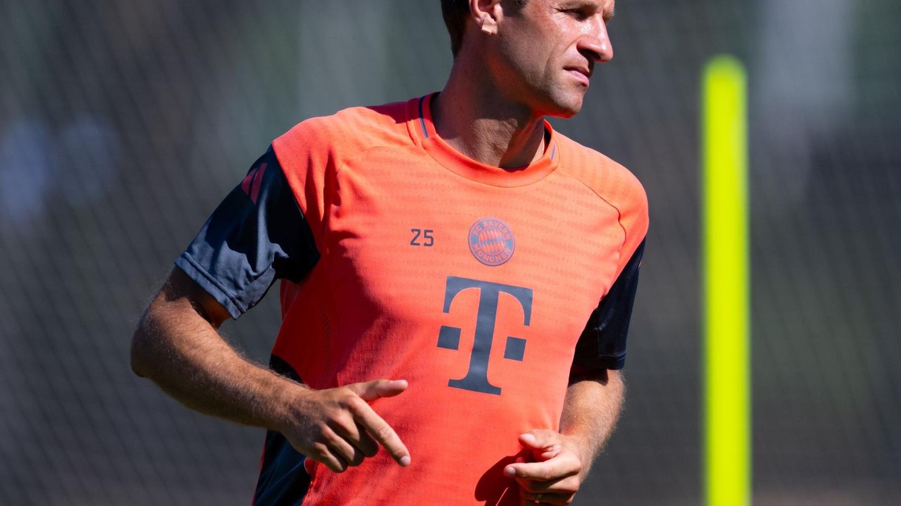 Nanu? Thomas Müller trainiert beim FC Bayern mit