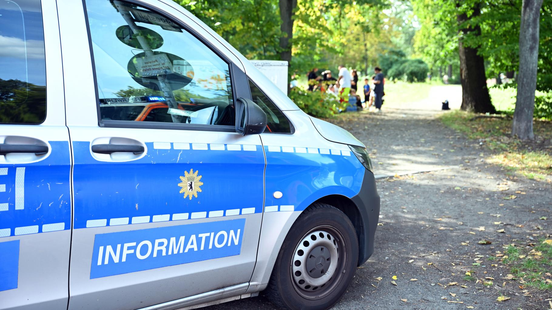 Auto fährt in Berlin in Menschengruppe – mehrere Kinder und deren Betreuerin verletzt