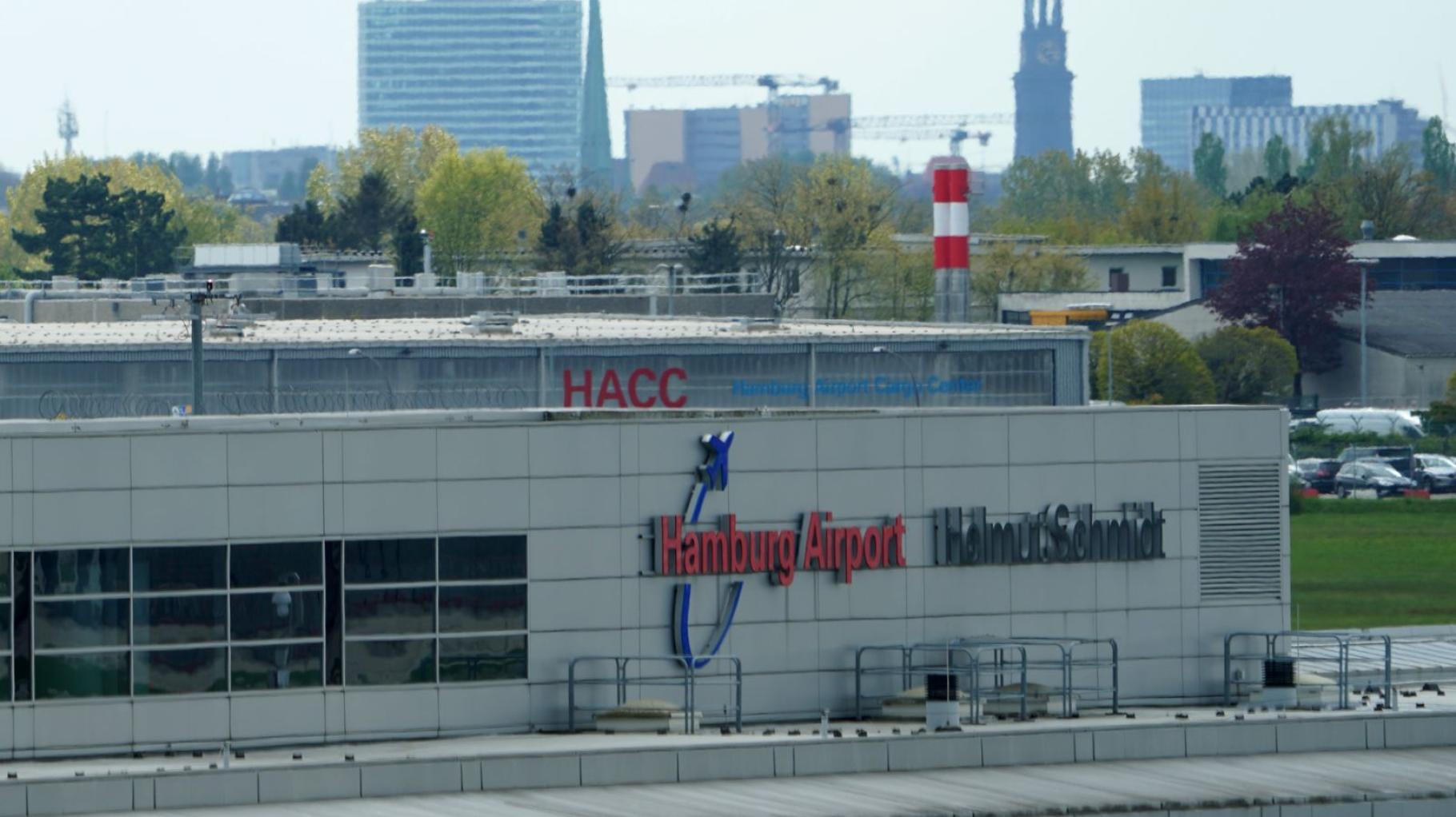 Moški na letališču v Hamburgu grozil s samopoškodbo pred deportacijo, prisotna tudi hči