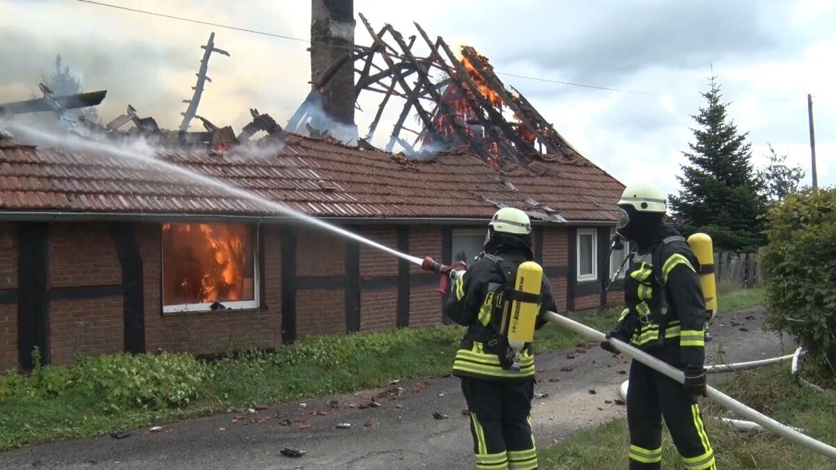 Bewohner-ruft-Feuerwehr-Fachwerkhaus-brennt-in-Berge-nieder