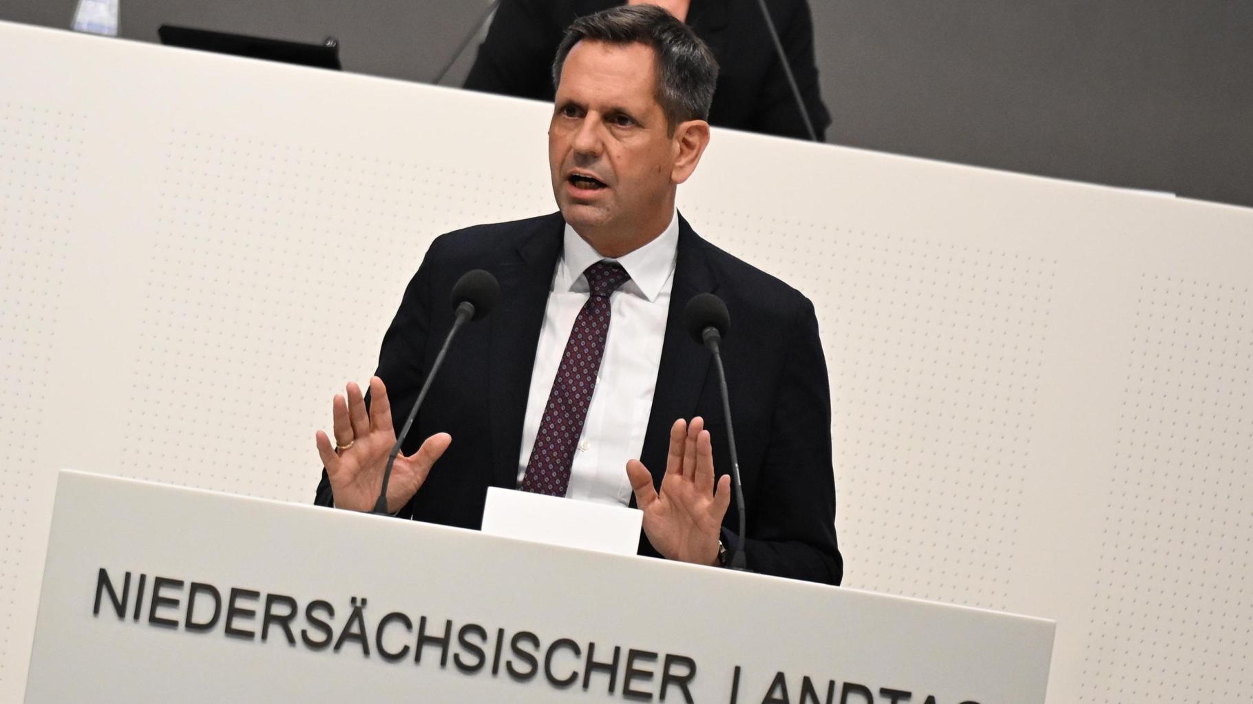 Verbrenner-Aus ab 2035 „unrealistisch“: Olaf Lies fordert alternative Wege