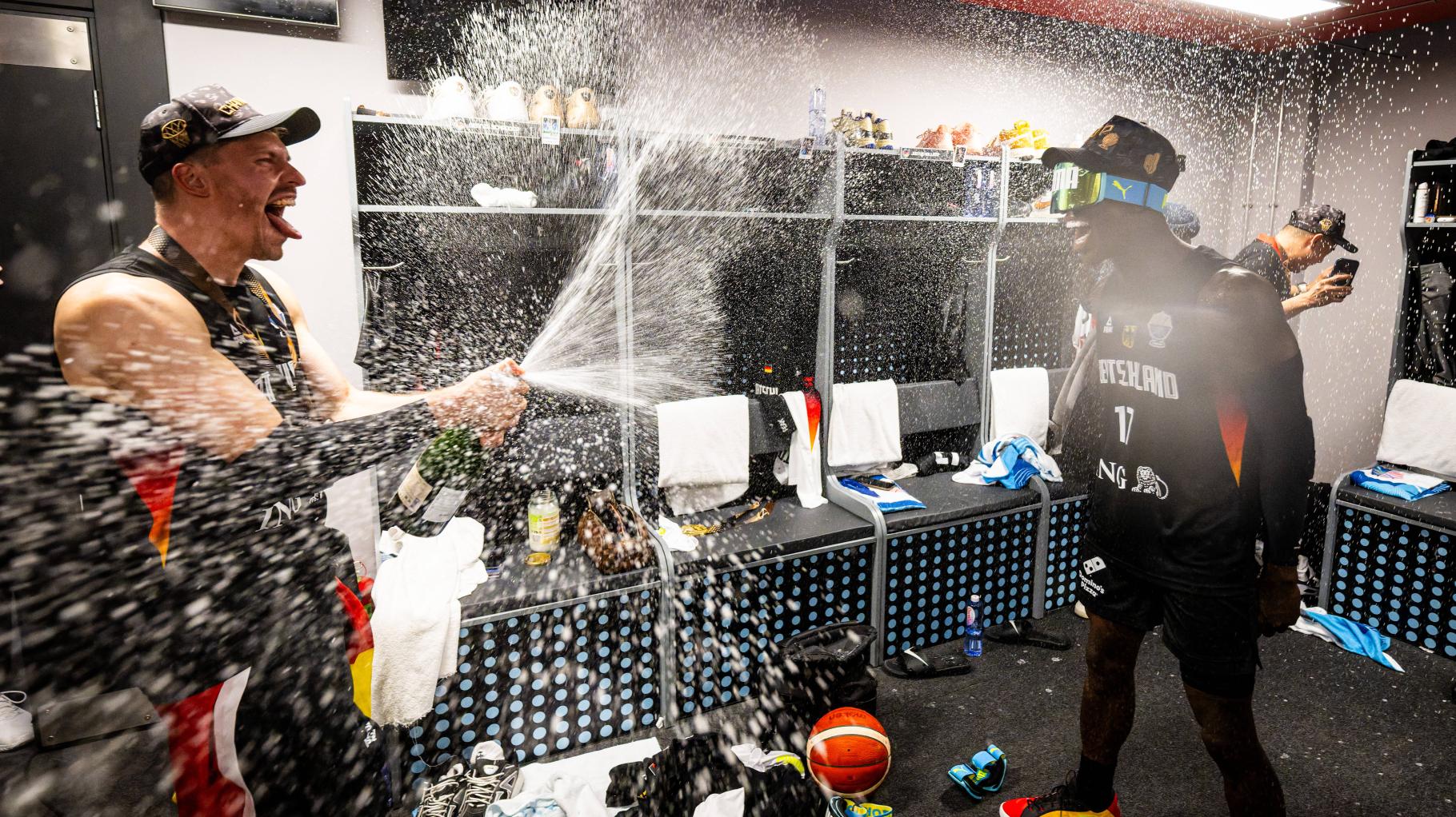 Dusche mit Skibrille: So ausgelassen feiern die deutschen Basketballer den Titel