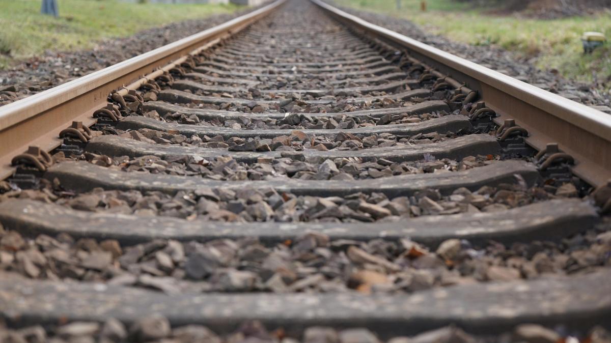 Unbekannter-schiebt-bei-Essen-Oldenburg-Abfalltonne-auf-Bahn-bergang