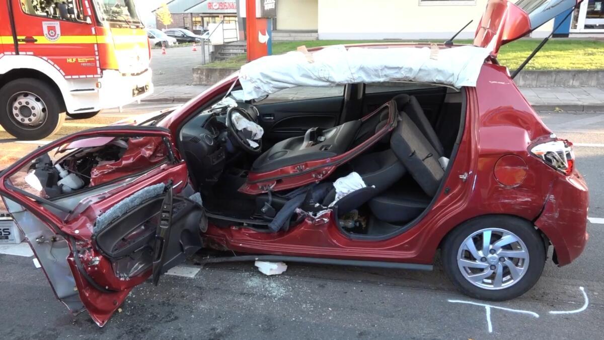 Unfall-beim-Abbiegen-Zwei-Pkw-kollidieren-in-Osnabr-ck-L-stringen
