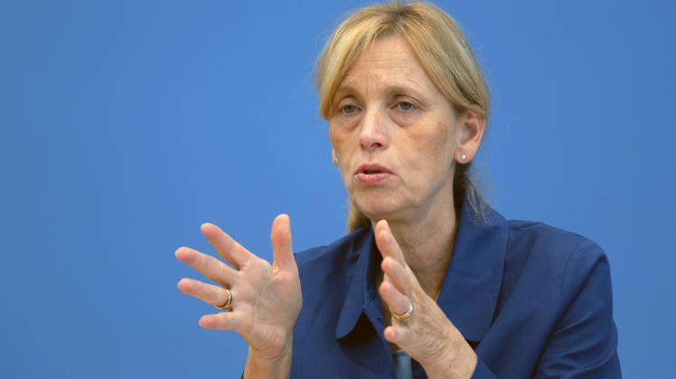 Vorstellung der Expertenkommission Kinder-und Jugendschutz in der digitalen Welt mit der Bundesministerin fuer Bildung, Familie, Senioren, Frauen und Jugend, Karin Prien, in der Bundespressekonferenz in Berlin Foto vom 04.09.2025. Die von der Bundesregierung berufene Fachkommission soll in den kommenden Monaten Vorschlaege fuer einen besseren Kinder- und Jugendschutz in der digitalen Welt erarbeiten. Derzeit seien die digitalen Raeume, in denen sich junge Menschen bewegten, in weiten Teilen ungeschuetzt , sagte Bundesfamilienministerin Karin Prien CDU, am Donnerstag bei der Vorstellung der Kommission in Berlin. Das neue Gremium solle spaetestens in einem Jahr konkrete Handlungsempfehlungen vorlegen, sagte Prien. Siehe epd-Meldung vo Copyright: epd-bild/RolfxZoellner _DSF4377
