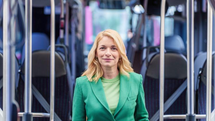 <p>Evelyn Palla, Vorständin Regionalverkehr der Deutschen Bahn, steht in einem Gelenkbus. (zu dpa: «Evelyn Palla: Südtirolerin mit viel Bahn-Erfahrung»)</p>