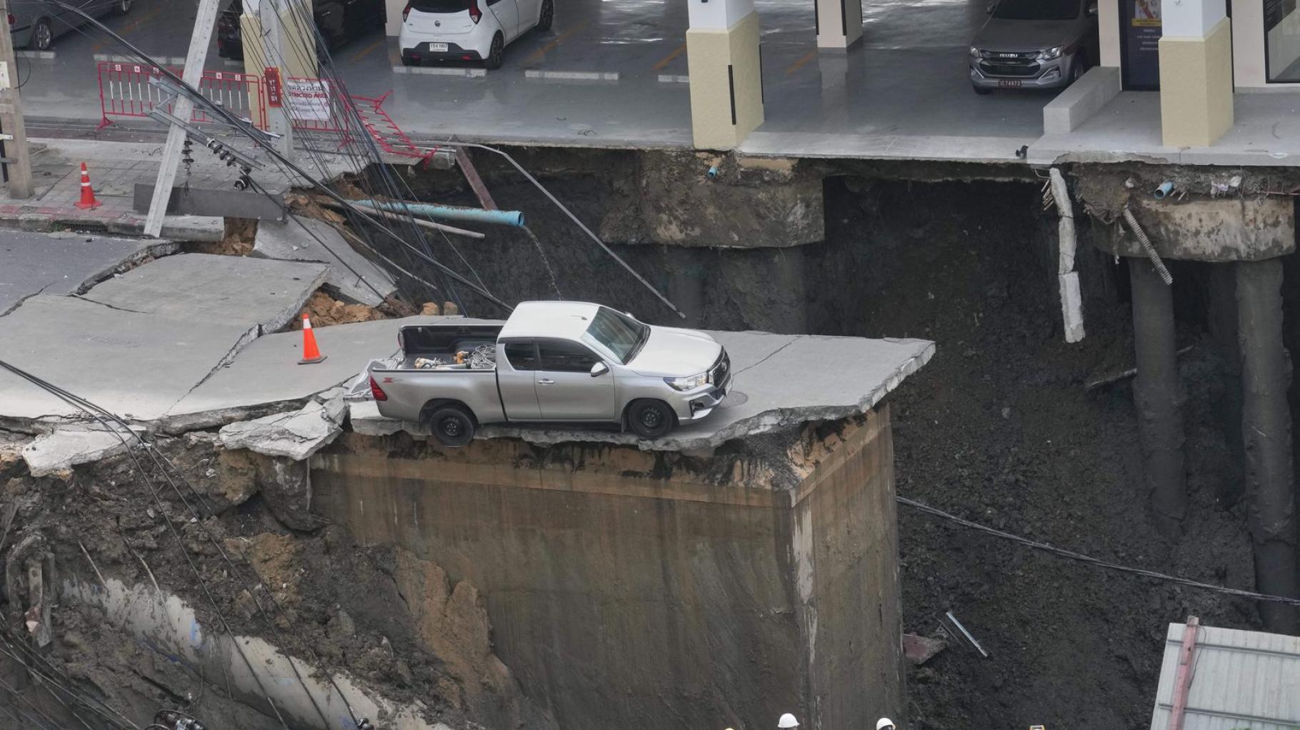 Spektakulärer Einsturz in Bangkok: Straße versinkt im Erdboden