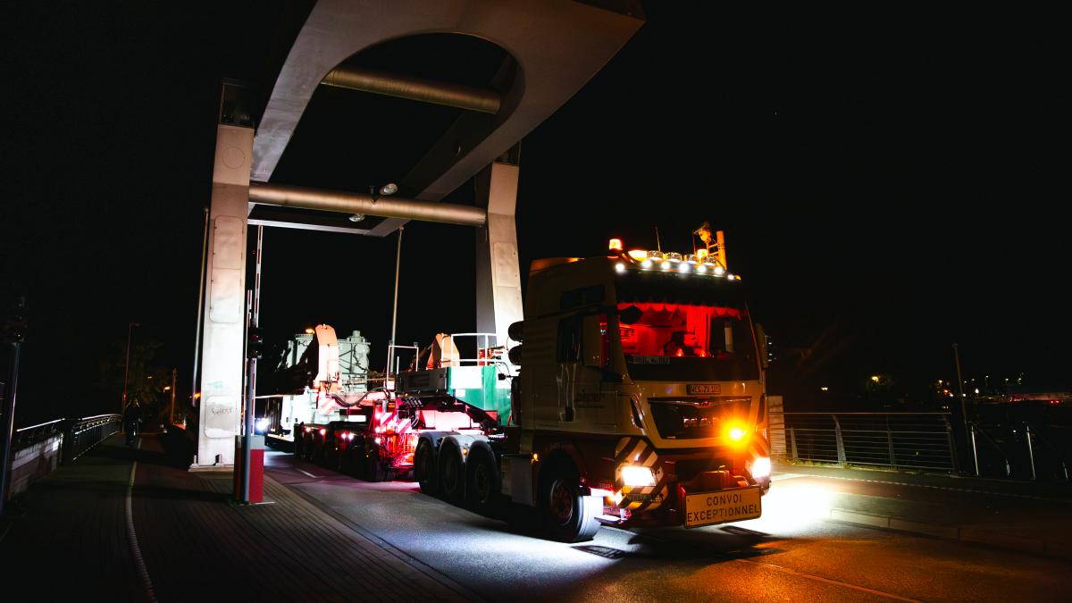 Traffic disruption: Heavy-duty transport travels through the Pinneberg ...