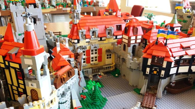 In der Bremer Messehalle 6 wird auch diese selbst gebaute Lego-Burgenlandschaft zu sehen sein.  