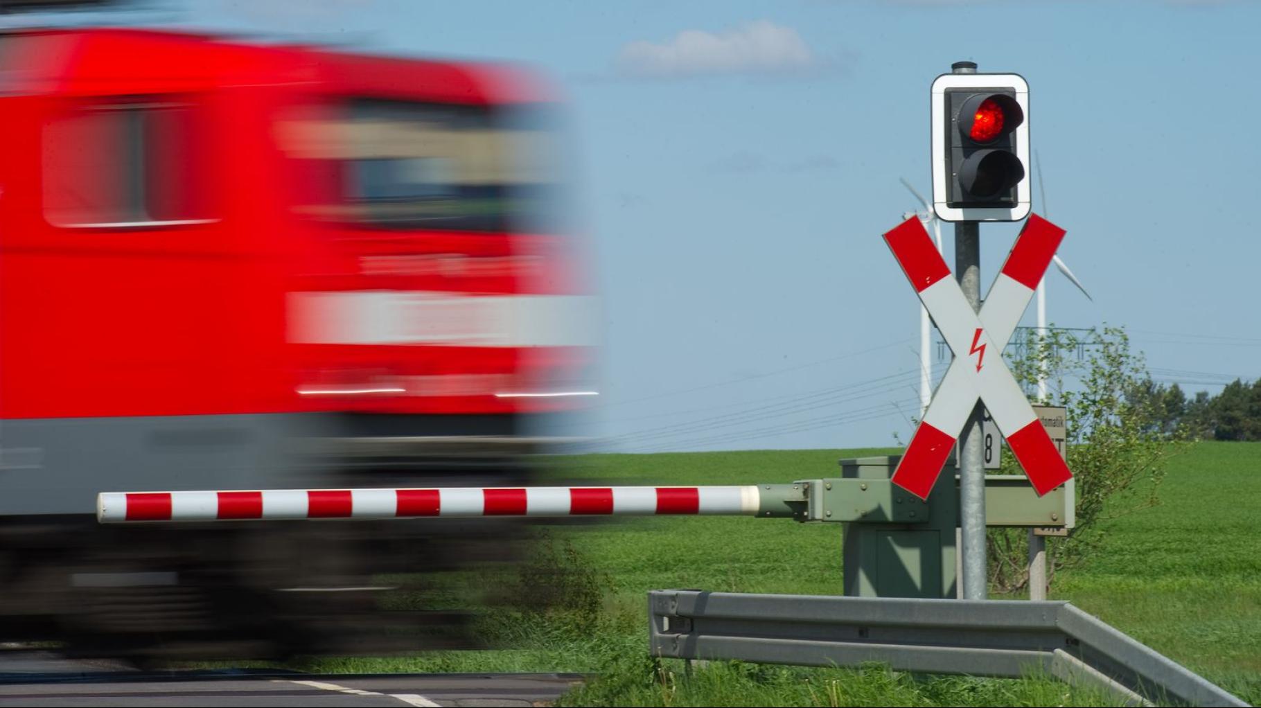 Regionalzug kollidiert im Münsterland mit Krankenwagen – drei Verletzte