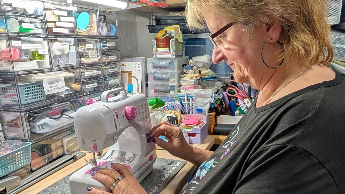 Créatif malgré la maladie avec un journal indésirable et une mini machine à coudre.