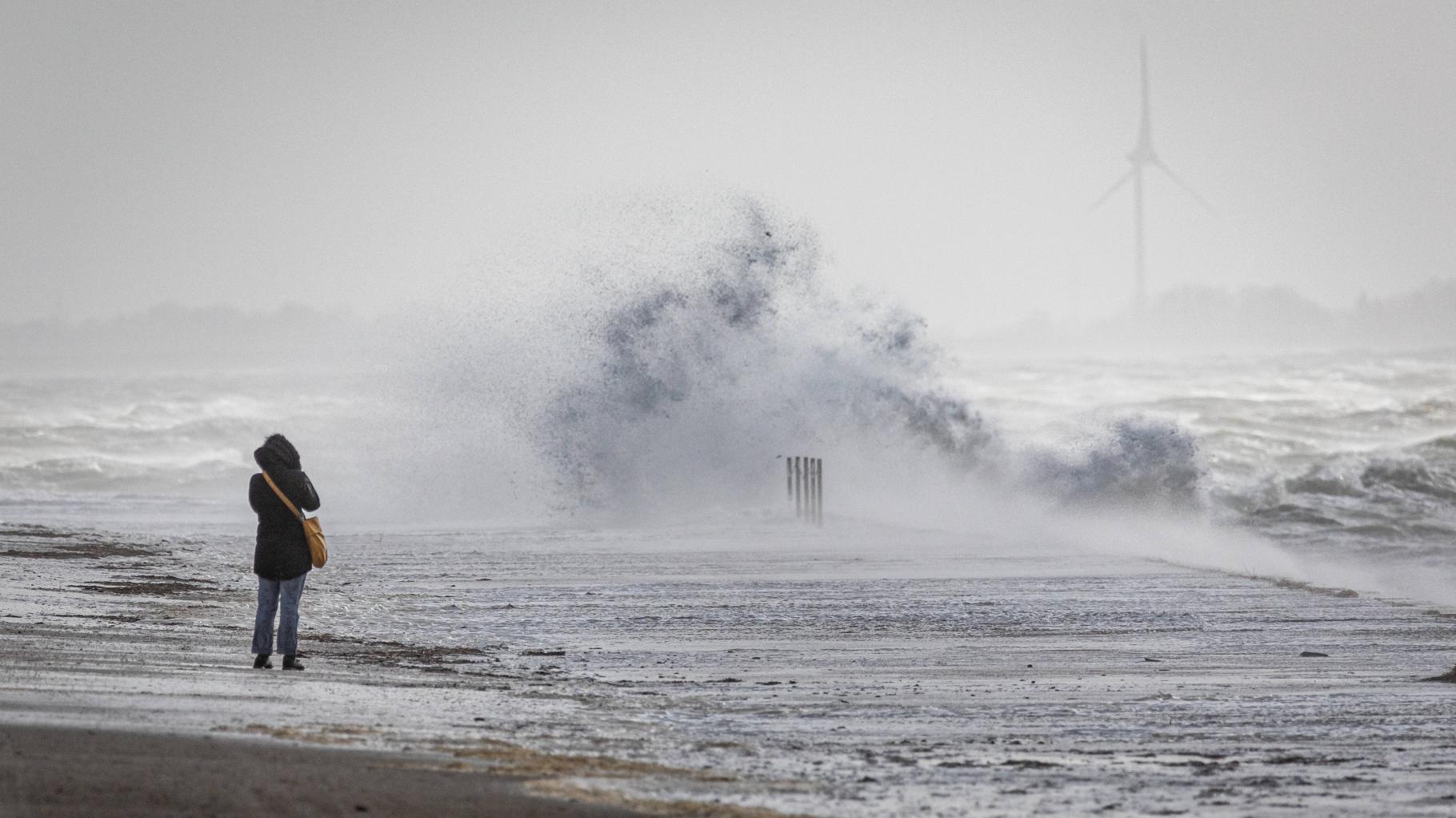 Norddeutschland rüstet sich: Entwurzelte Bäume und Unfälle – Sturmflut erwartet