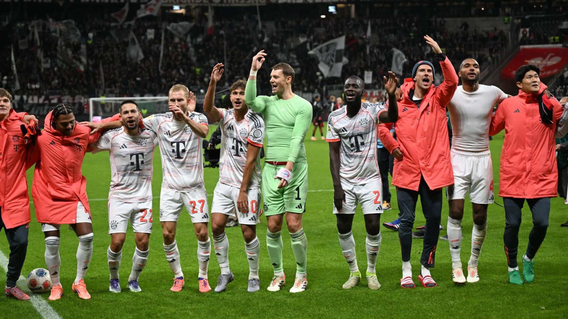 „Ein Prosit“ auf Bayerns Perfektion: Díaz, Kane und Neuer nach neuen Rekorden in Wiesn-Laune