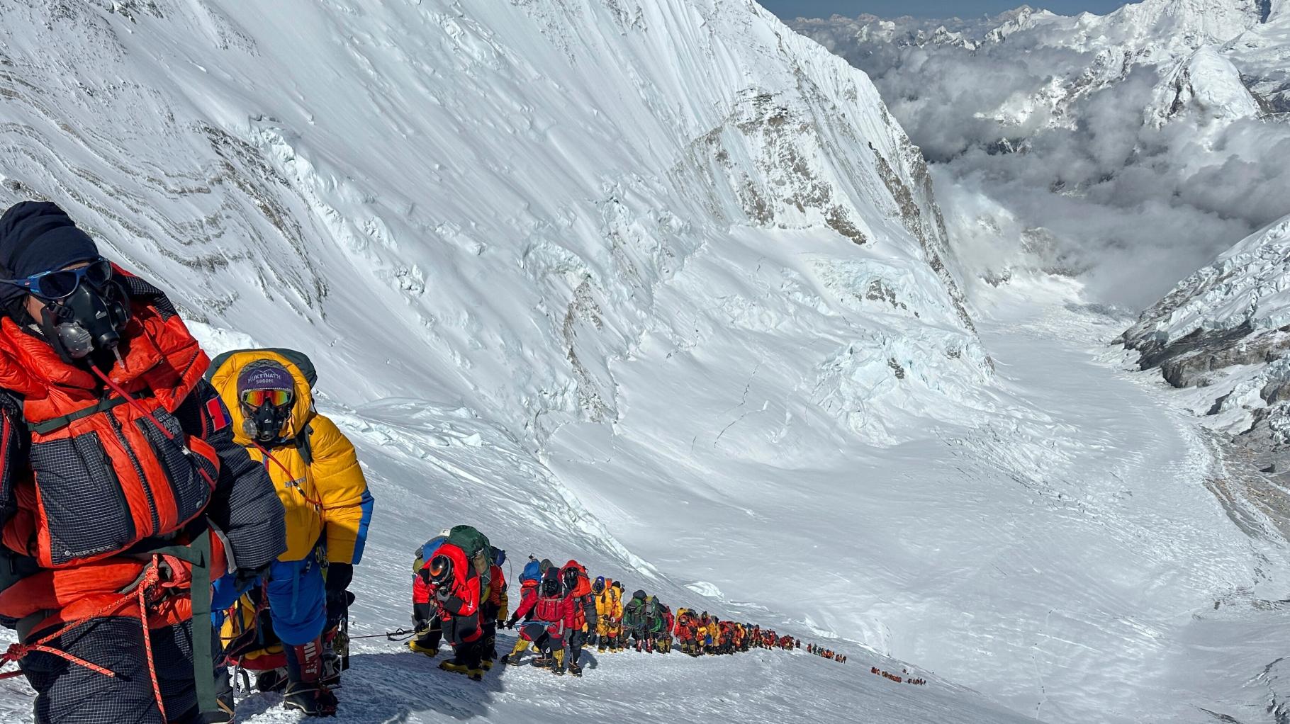 Große Rettungsaktion gestartet: Fast 1.000 Menschen sitzen am Mount Everest fest