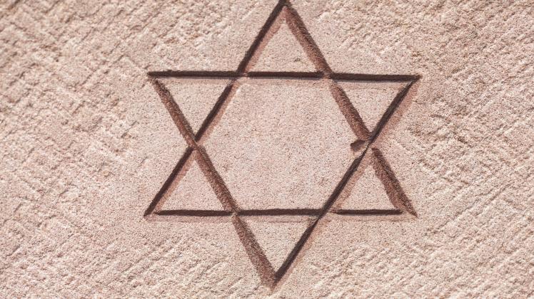 Der Davidstern ist das bekannteste Symbol für das Judentum. Davidstern oder Judenstern am Mahnmal für deportierte Juden in der NS-Zeit am DenkOrt Deportationen, 1941 bis 1944, Bahn