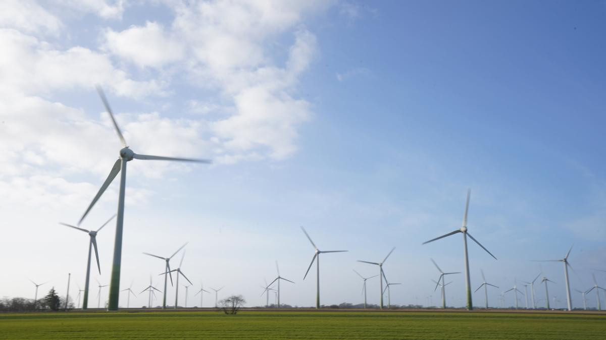 Sterup discusses wind energy - | Citizens demand more say