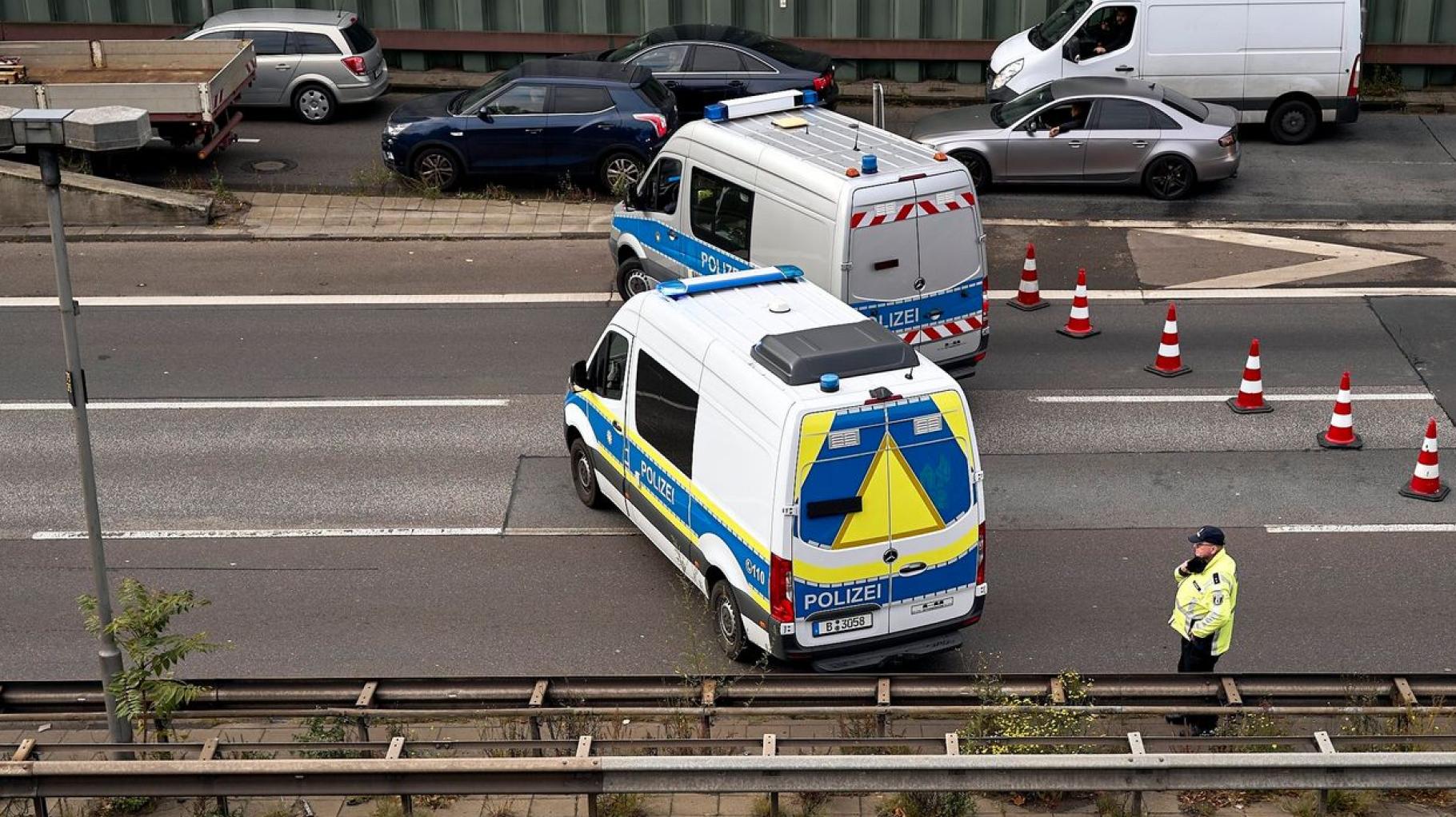 Berliner Polizei sperrt Autobahnen für Ermittlungen – Zusammenhang mit Stromausfall?