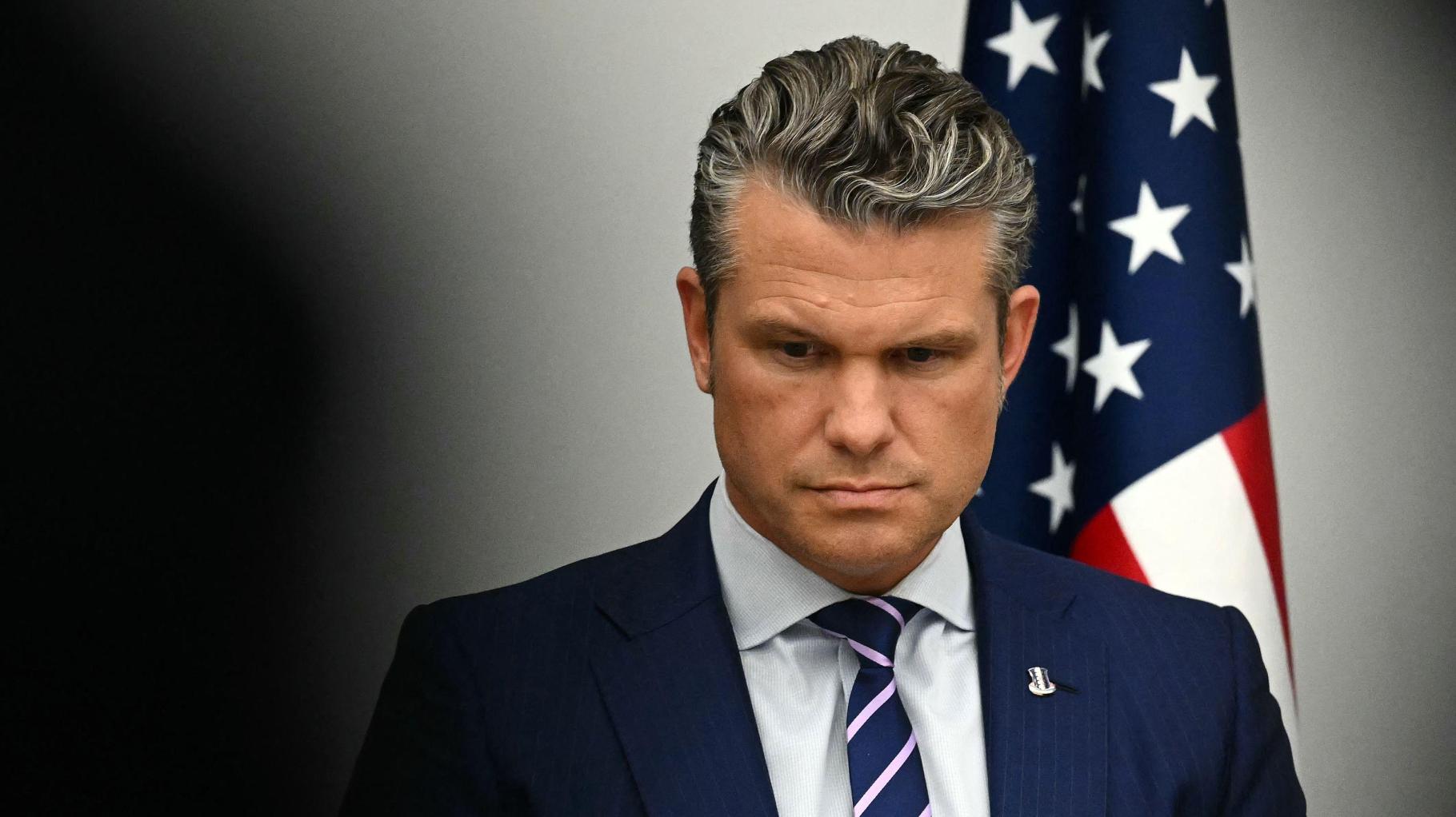 Notlandung wegen Riss in Flugzeugscheibe: So geht es US-Verteidigungsminister Hegseth