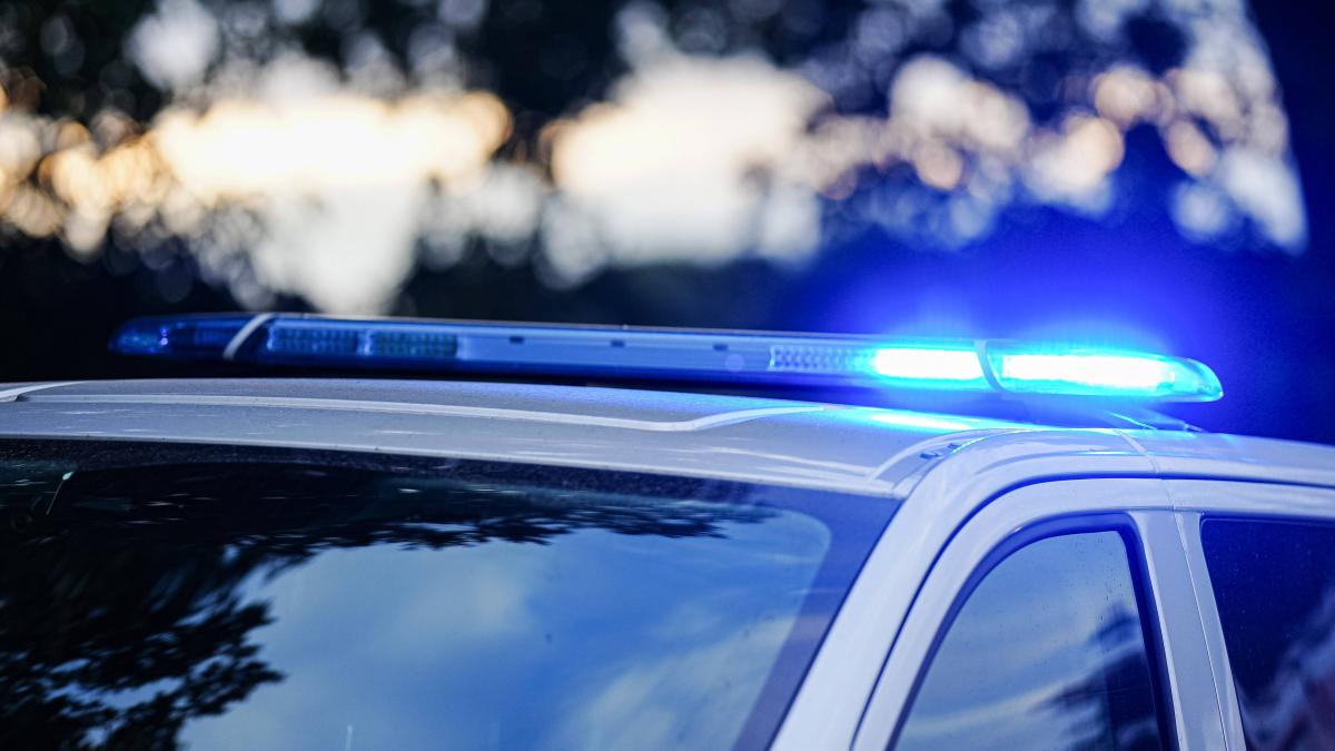 vater wirft kind vor auto